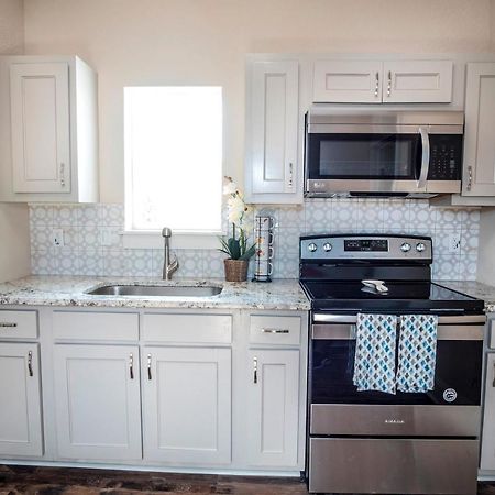 Beautiful Guest House On New Built Home Near Downtown サンアントニオ エクステリア 写真