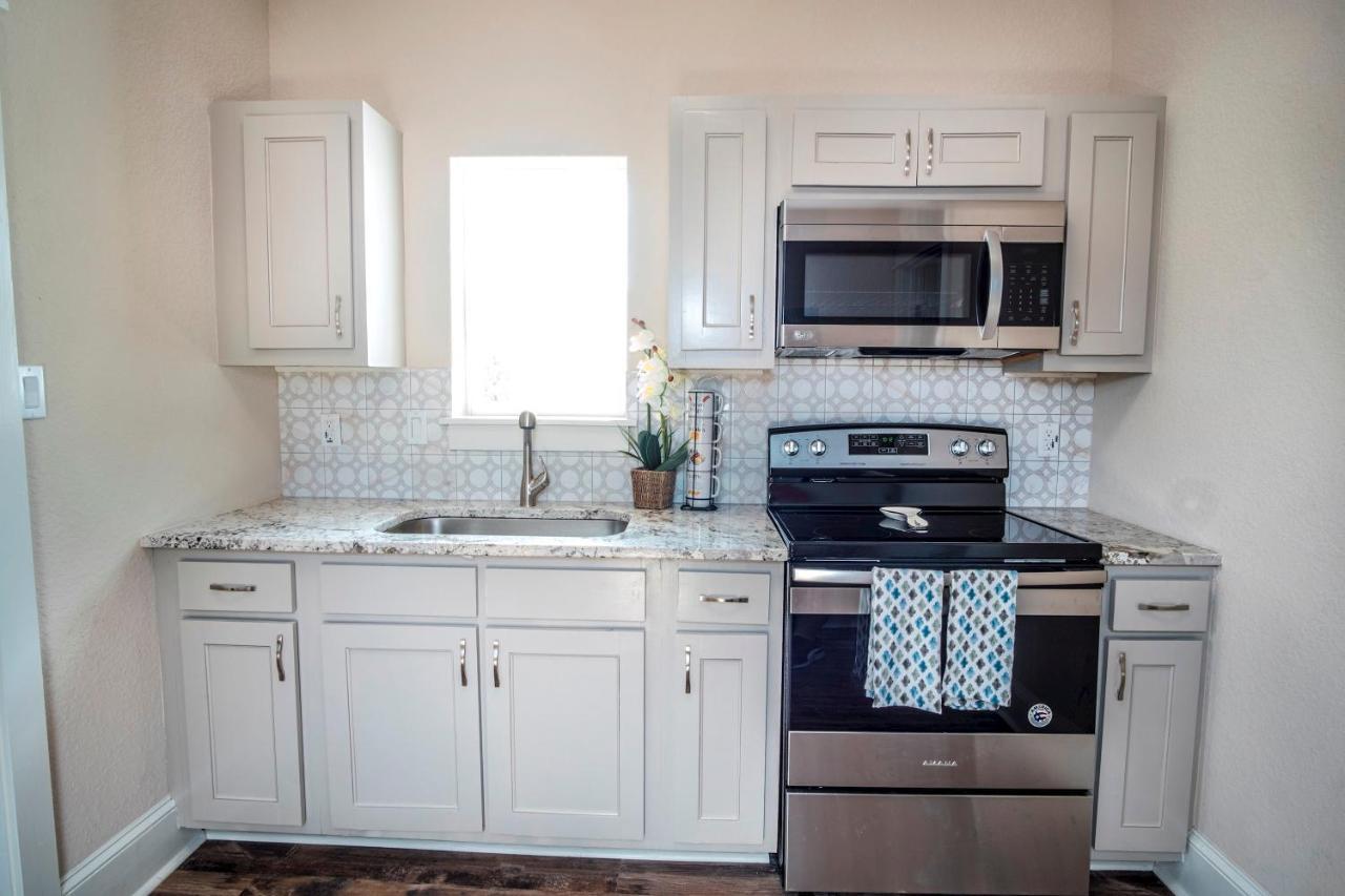 Beautiful Guest House On New Built Home Near Downtown サンアントニオ エクステリア 写真