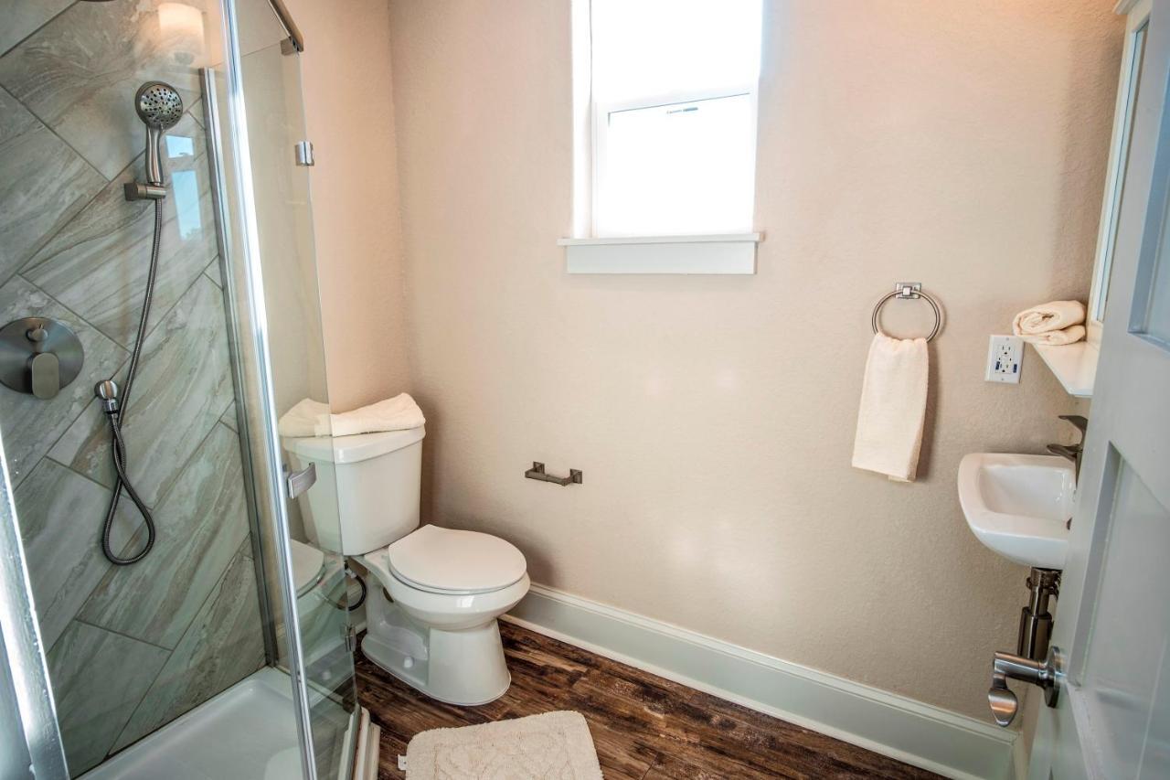 Beautiful Guest House On New Built Home Near Downtown サンアントニオ エクステリア 写真