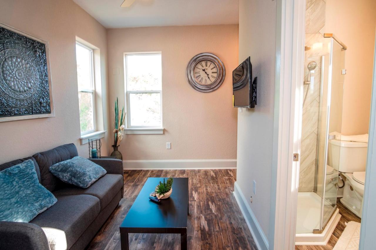 Beautiful Guest House On New Built Home Near Downtown サンアントニオ エクステリア 写真