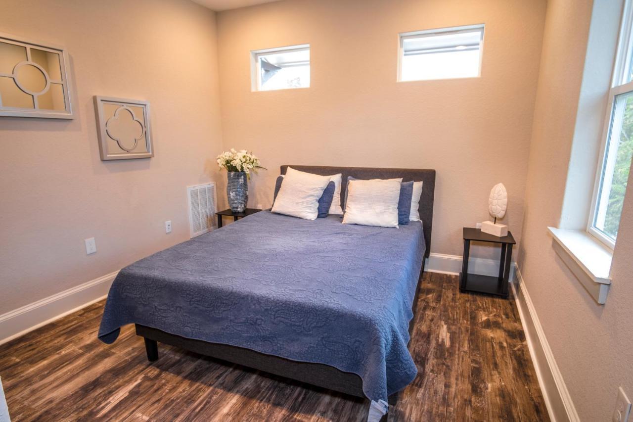Beautiful Guest House On New Built Home Near Downtown サンアントニオ エクステリア 写真